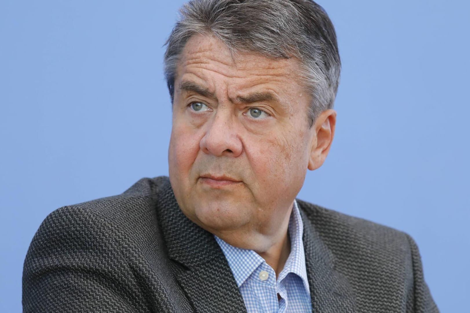 Ex-SPD-Chef Sigmar Gabriel: "Ich sehe mit wachsendem Zorn, wie der Vorsitz der SPD fast schon wie ein infektiöses Kleidungsstück behandelt wird".