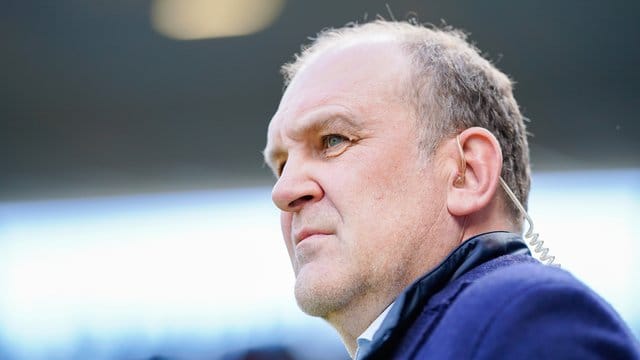 Kritischer Blick: Wolfsburg-Sportchef Jörg Schmadtke.