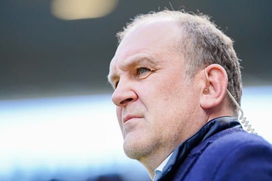 Kritischer Blick: Wolfsburg-Sportchef Jörg Schmadtke.