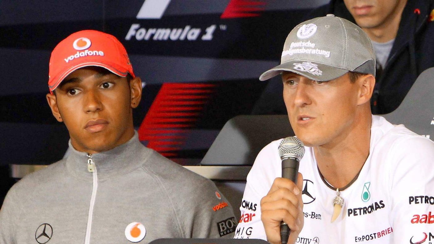 Bild aus dem Jahr 2010: Der junge Lewis Hamilton (links) und Michael Schumacher auf einer Pressekonferenz.