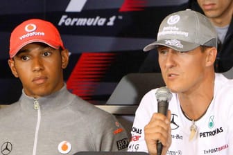 Bild aus dem Jahr 2010: Der junge Lewis Hamilton (links) und Michael Schumacher auf einer Pressekonferenz.