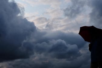 Aufziehende Wolken über Duisburg: Im Norden und in der Mitte Deutschlands bleibt es auch kommende Woche wolkig und trüb. (Symbolpolitik)