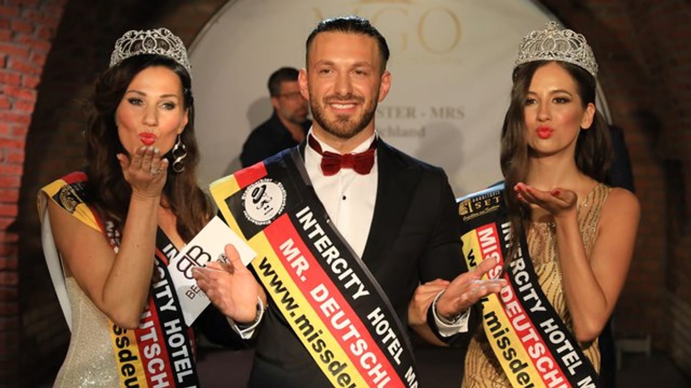 Misses Deutschland Lena Stöcker (l-r), Kayhan Kilbasoglu, Mister Deutschland und Philline Dubiel-Hahn, Miss Deutschland 2019.