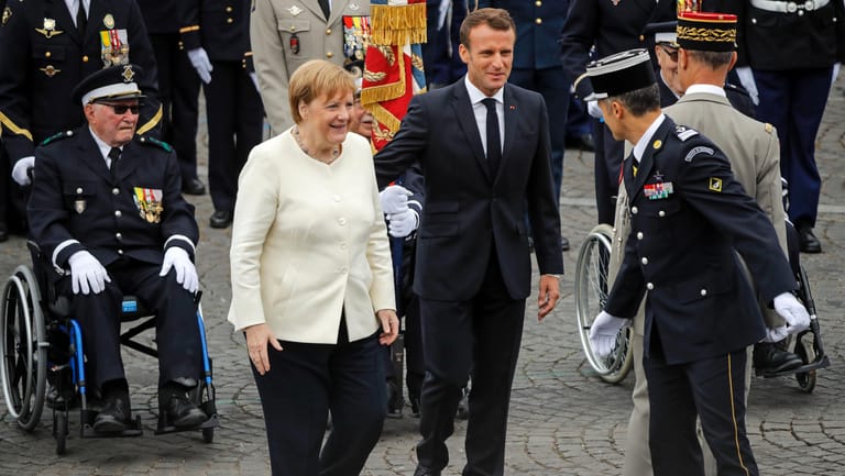 Bundeskanzlerin Merkel und Frankreichs Präsident Macron bei der Militärparade in Paris: Auch die deutsch-französische Brigade beteiligte sich an dem Defilee.