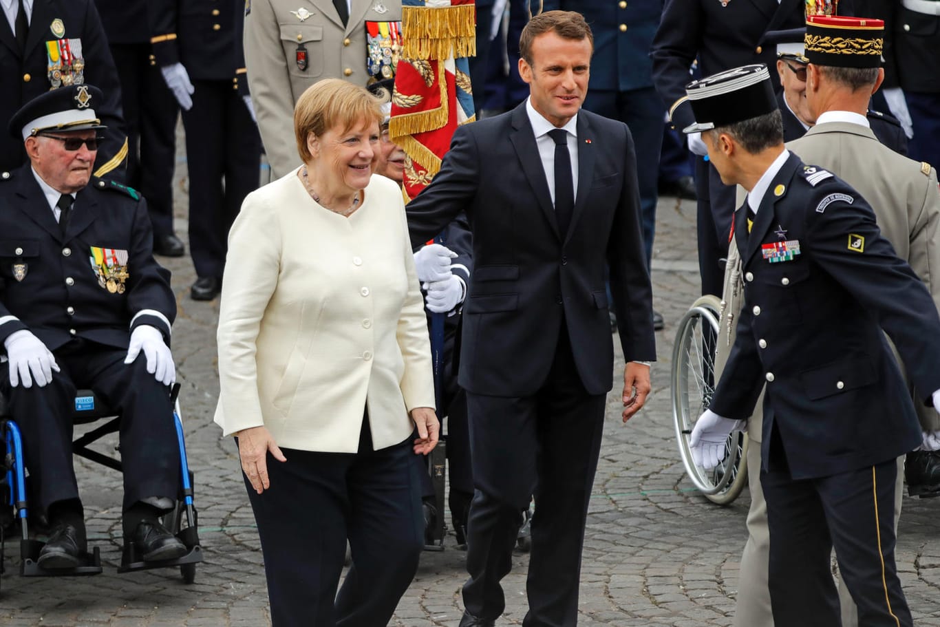 Bundeskanzlerin Merkel und Frankreichs Präsident Macron bei der Militärparade in Paris: Auch die deutsch-französische Brigade beteiligte sich an dem Defilee.