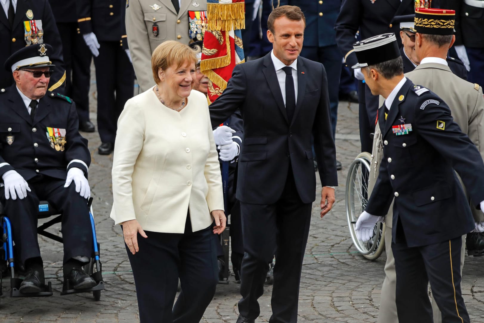 Bundeskanzlerin Merkel und Frankreichs Präsident Macron bei der Militärparade in Paris: Auch die deutsch-französische Brigade beteiligte sich an dem Defilee.