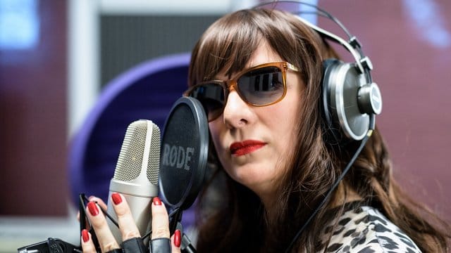 Dea Levina nimmt erotische Hörbücher im ASMR-Stil (Autonomous Sensory Meridian Response) auf. Dea Levina nimmt erotische Hörbücher im ASMR-Stil (Autonomous Sensory Meridian Response) auf.