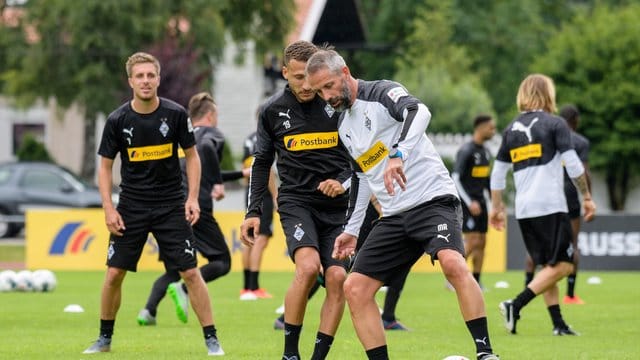 Mittendrin statt nur dabei: Gldbach-Coach Marco Rose (r).