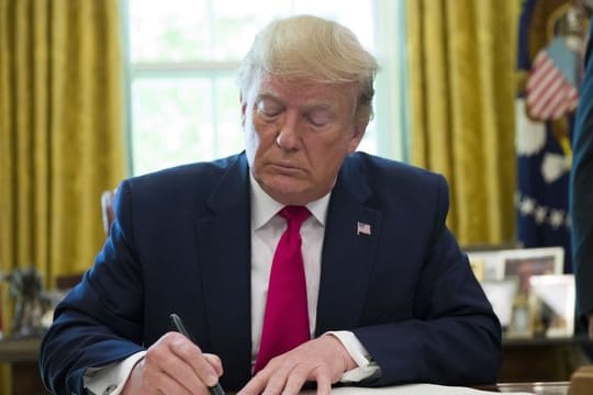 Donald Trump beim Unterzeichnen der jüngsten Verfügung zum Iran.