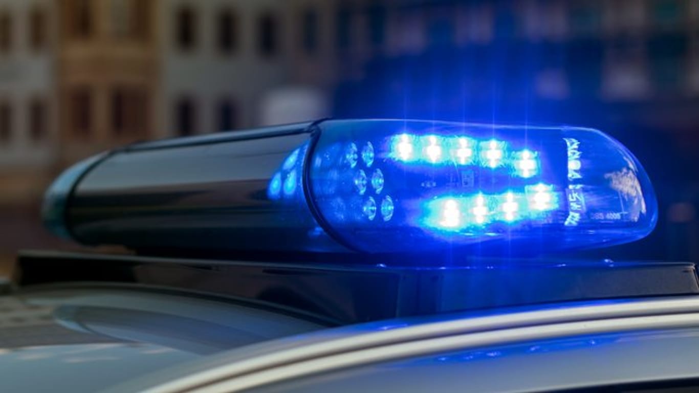 Das Blaulicht auf einem Fahrzeug der Polizei: Am Donnerstag wurde einem Polizisten in Zivil vermeintliches Cannabis angeboten.