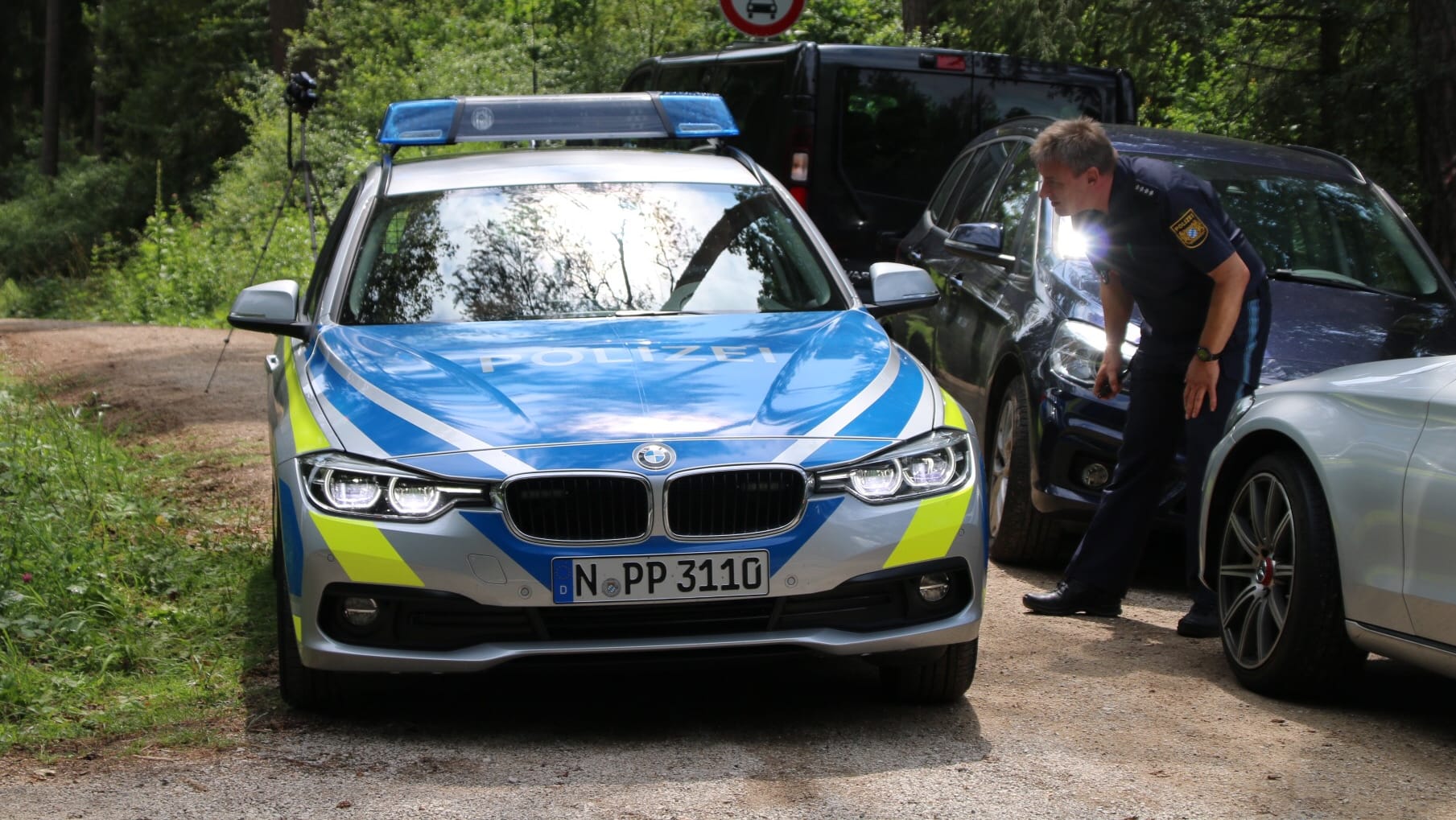 Gewaltverbrechen vermutet: Einsatzkräfte der Polizei in der Nähe des Fundortes der Leiche im Landkreis Nürnberger Land.