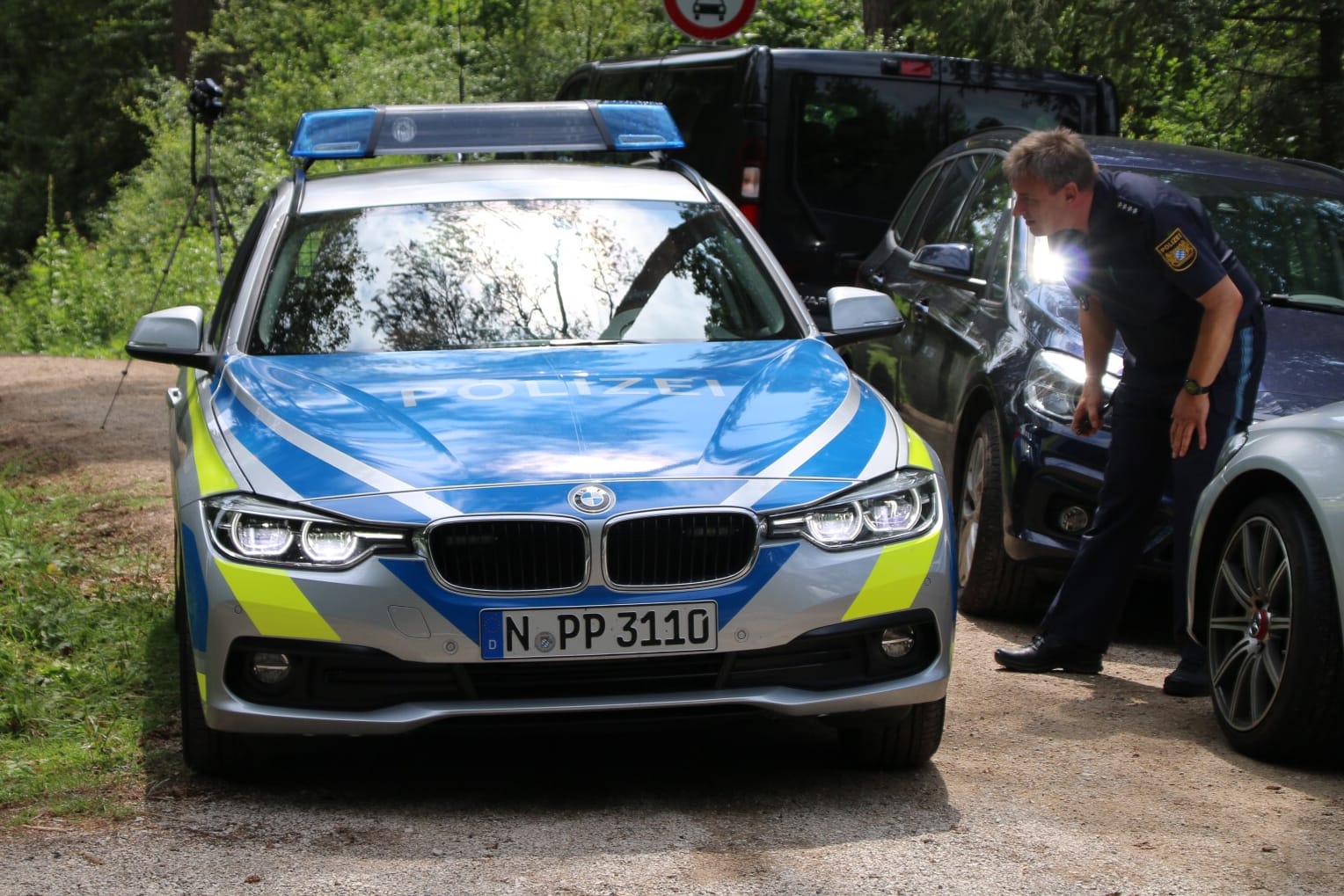 Gewaltverbrechen vermutet: Einsatzkräfte der Polizei in der Nähe des Fundortes der Leiche im Landkreis Nürnberger Land.