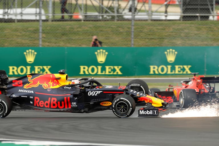 Der Schlüsselmoment: Sebastian Vettel (r.) boxt Max Verstappen raus.