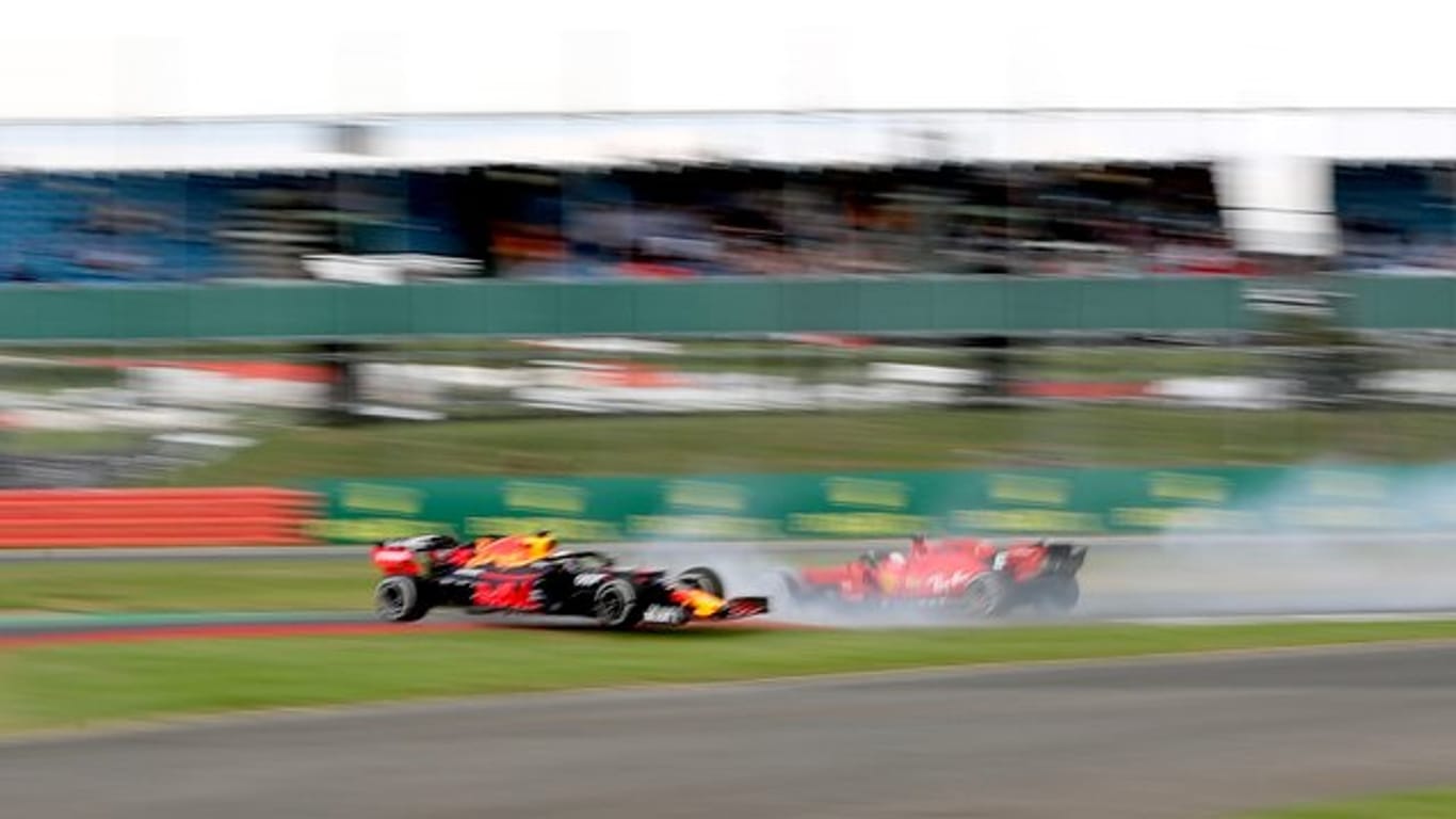 Sebastian Vettel (r) und Max Verstappen kollidierten in der 38.