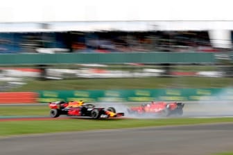 Sebastian Vettel (r) und Max Verstappen kollidierten in der 38.