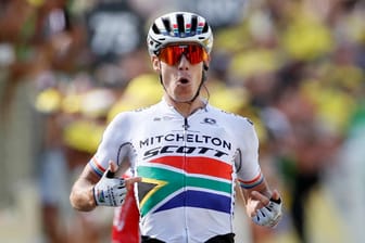 Daryl Impey feiert seinen Sieg.