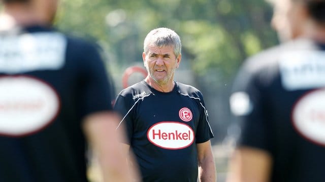 Friedhelm Funkel (M) kündigte mindestens einen weiteren Transfer an.