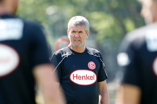 Friedhelm Funkel (M) kündigte mindestens einen weiteren Transfer an.