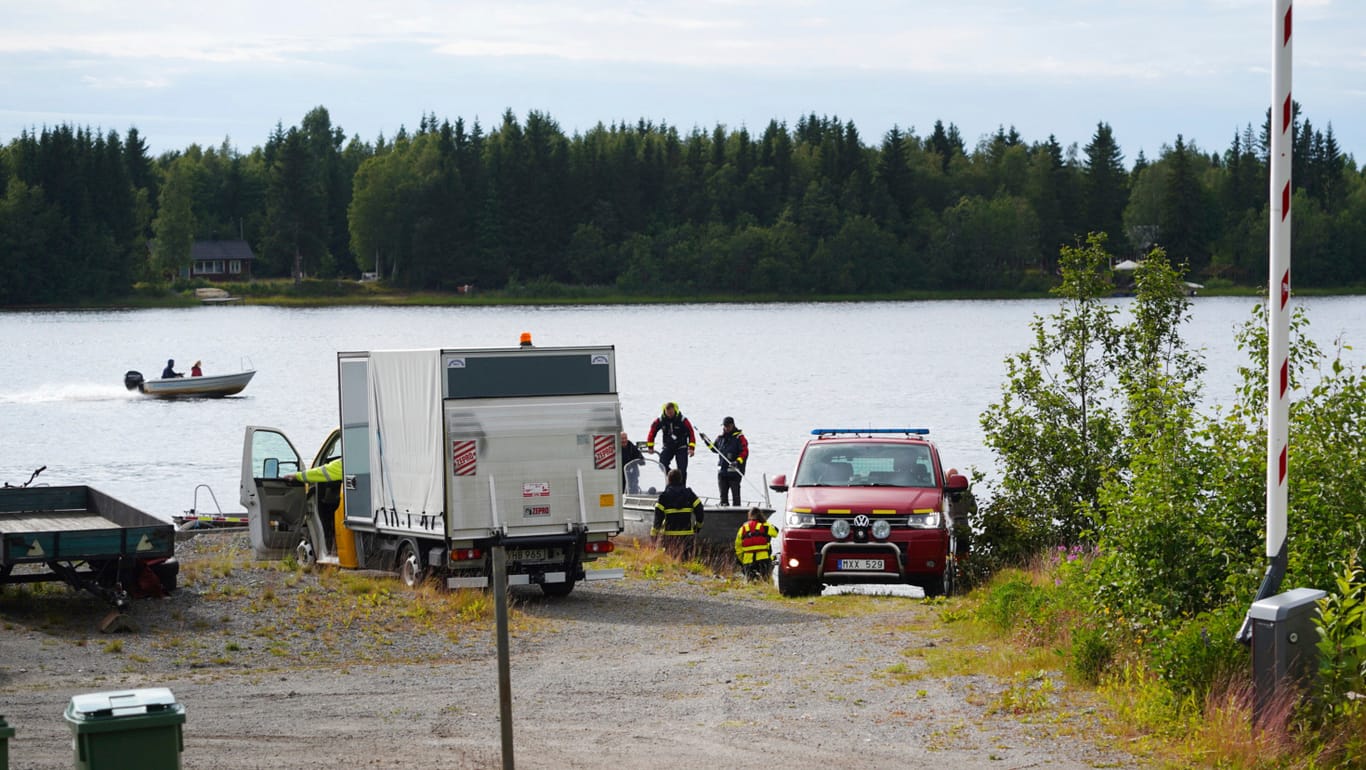 Umea in Nordschweden: Einsatzkräfte arbeiten nach dem Absturz eines Kleinflugzeugs an der Unfallstelle.