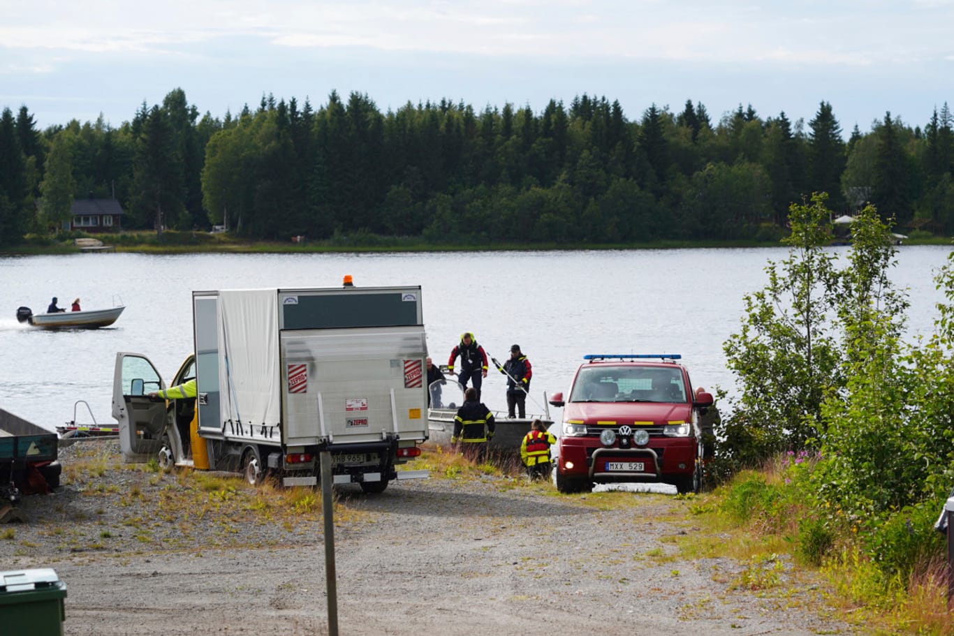 Umea in Nordschweden: Einsatzkräfte arbeiten nach dem Absturz eines Kleinflugzeugs an der Unfallstelle.