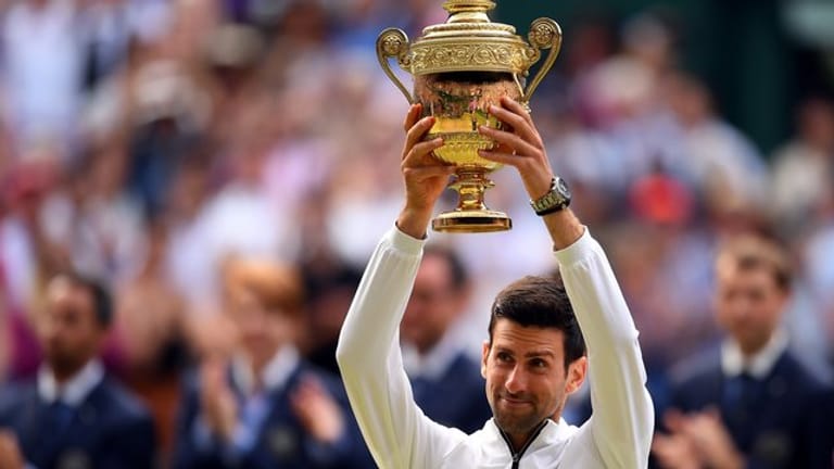 Novak Djokovic hält die Wimbledon-Trophäe zum fünften Mal in seinen Händen.