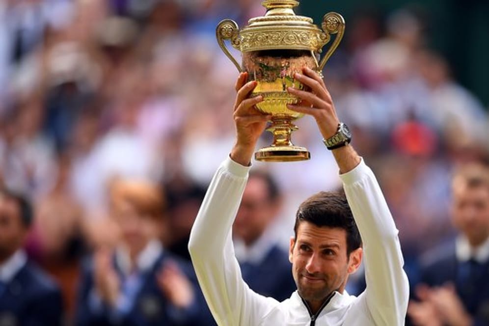Novak Djokovic hält die Wimbledon-Trophäe zum fünften Mal in seinen Händen.