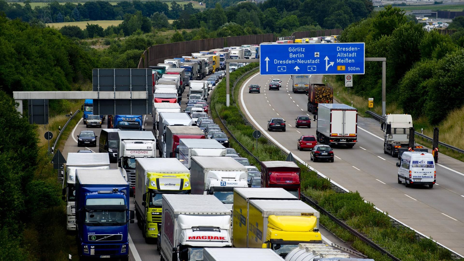 Stau auf der Autobahn A4 (Symbolbild): Staus erreichen am Wochenende ihren Höhepunkt.