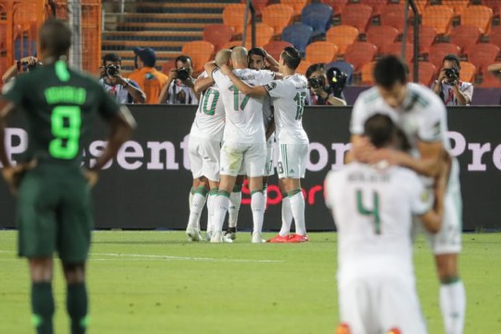 Algeriens Spieler bejubeln das 1:0 ihrer Mannschaft.
