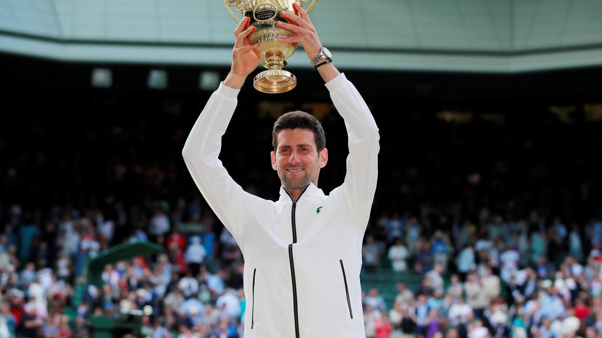 Novak Djokovic hat zum fünften Mal Wimbledon gewonnen – in einem atemberaubenden Finale gegen Roger Federer. Es war ein historisches Match. t-online.de hat die besten Bilder des packenden Duells zusammengetragen.