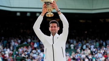 Novak Djokovic hat zum fünften Mal Wimbledon gewonnen – in einem atemberaubenden Finale gegen Roger Federer. Es war ein historisches Match. t-online.de hat die besten Bilder des packenden Duells zusammengetragen.