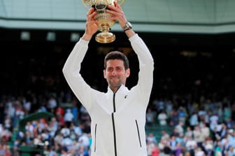 Novak Djokovic hat zum fünften Mal Wimbledon gewonnen – in einem atemberaubenden Finale gegen Roger Federer. Es war ein historisches Match. t-online.de hat die besten Bilder des packenden Duells zusammengetragen.