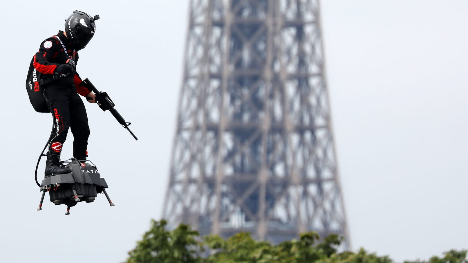 Franky Zapata vor dem Eiffelturm: So stellt sich Emmanuel Macron die Zukunft des Soldaten vor.