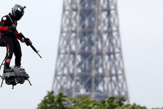 Franky Zapata vor dem Eiffelturm: So stellt sich Emmanuel Macron die Zukunft des Soldaten vor.
