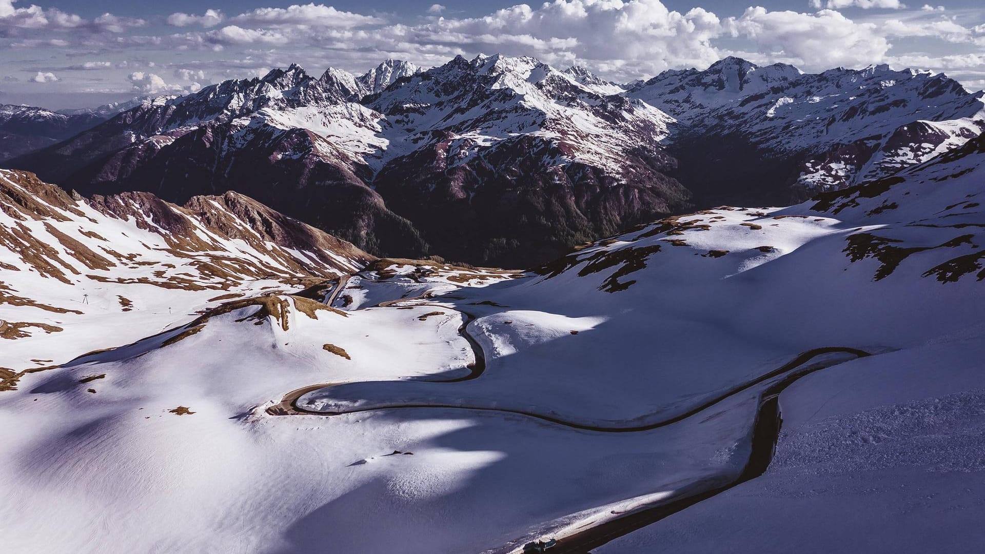 Blick vom Hochtor in Richtung Heiligenblut: Die Großglockner Hochalpenstraße verbindet die beiden Bundesländer Salzburg und Kärnten.