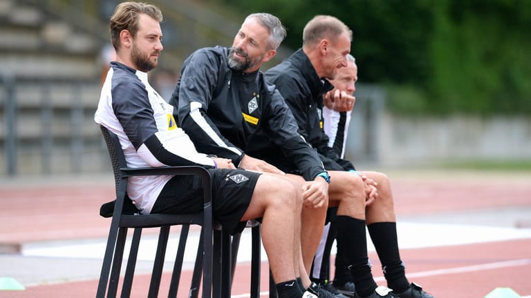 Gladbachs neuer Trainer Marco Rose (m.) und René Maric (l.).: Mit neuen Trainingsmethoden verspricht sich die Mannschaft in der kommenden Bundesliga-Saison Erfolg.