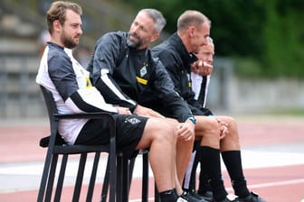 Gladbachs neuer Trainer Marco Rose (m.) und René Maric (l.).: Mit neuen Trainingsmethoden verspricht sich die Mannschaft in der kommenden Bundesliga-Saison Erfolg.