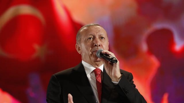 Präsident Recep Tayyip Erdogan hält in Istanbul eine Rede am Jahrestag des gescheiterten Putschversuchs. Präsident Recep Tayyip Erdogan hält in Istanbul eine Rede am Jahrestag des gescheiterten Putschversuchs.