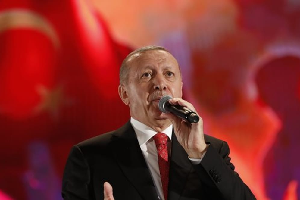 Präsident Recep Tayyip Erdogan hält in Istanbul eine Rede am Jahrestag des gescheiterten Putschversuchs.