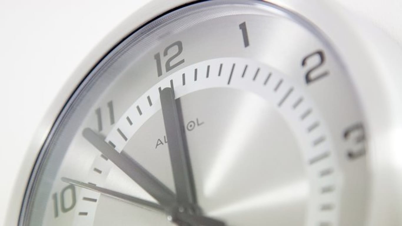 Uhr in Nahaufnahme: Minusstunden können nur unter bestimmten Voraussetzungen angeordnet werden. (Symbolbild)