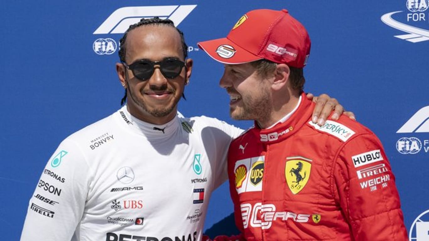 Lewis Hamilton (l) will Sebastian Vettel trotz seines großen Vorsprungs nicht abschreiben.