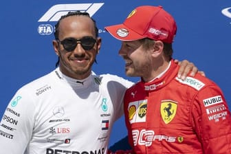 Lewis Hamilton (l) will Sebastian Vettel trotz seines großen Vorsprungs nicht abschreiben.