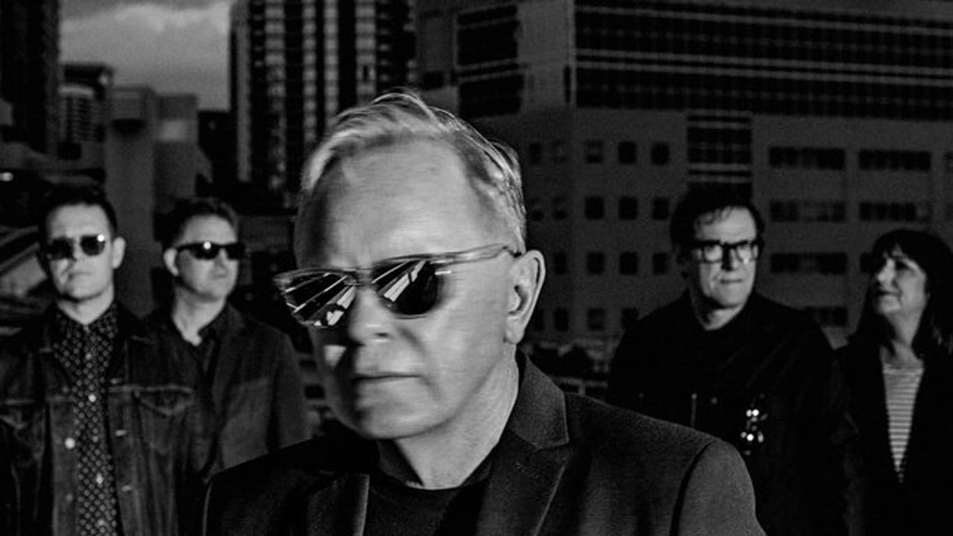 New Order lassen ihre Karriere Revue passieren.