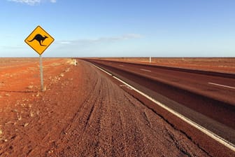 Landstraße in Australien: Die Tour der vier Kinder führte etwa 1.000 Kilometer von Rockhampton in Queensland bis Grafton im Bundesstaat New South Wales. (Symbolfoto)