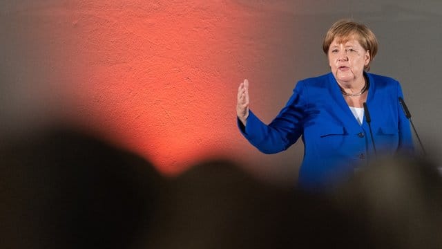 Die Kanzlerin spricht beim Frauennetzwerktreffen im Dresdner Albertinum.