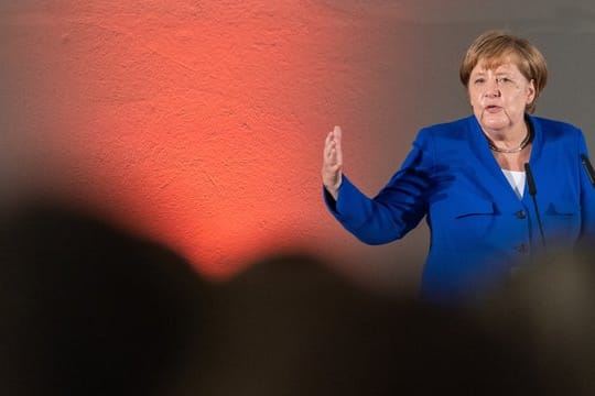 Die Kanzlerin spricht beim Frauennetzwerktreffen im Dresdner Albertinum.