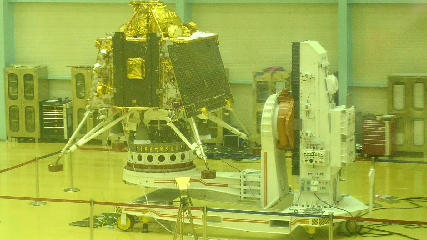 Der Orbiter Chandrayaan-2: Das indische Forschungsfahrzeug soll auf dem Mond nach Wasser suchen, hat die Erde bislang aber nicht verlassen.
