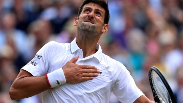 Novak Djokovic feiert seinen Sieg im Finale von Wimbledon.