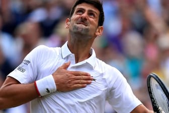 Novak Djokovic feiert seinen Sieg im Finale von Wimbledon.