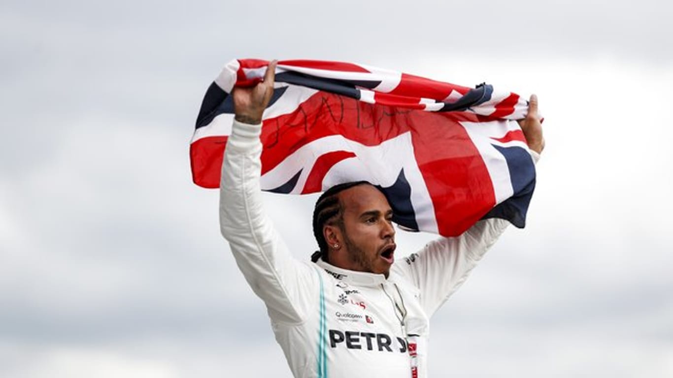 Triumphierte beim Grand Prix von Großbritannien: Lewis Hamilton feiert seinen Sieg in Silverstone.