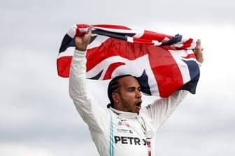 Triumphierte beim Grand Prix von Großbritannien: Lewis Hamilton feiert seinen Sieg in Silverstone.